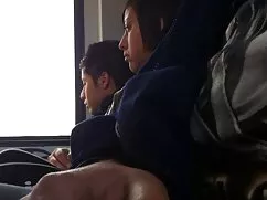 教師はバイオリンを演奏するために学校で音 ...