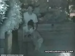 ビールのグラスのために彼の友人とベッドの ...