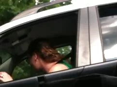 彼は静かに朝の初めに彼女に近づき、彼女の ...