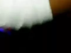 腫れた胸を持つスキニーの女の子は、家に座 ...