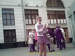 その後、両方の穴の男はブルネットを引き裂 ...