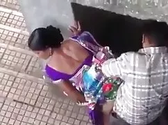 ジョージアの底に立っているロシアの若い女 ...