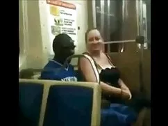 ストリップアジアのダンスステージ油を塗っ ...
