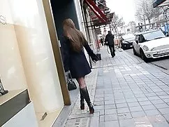 隣人の娘のスカートの下の黒い肌の表情は、 ...