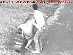 彼は彼女の足の間に彼の妹の顔を見たとき、 ...