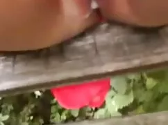 教会の屋根の上に円を立てた女性の修道士、 ...