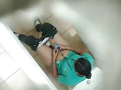 彼女の前で透明なシャツのパンティーを身に ...