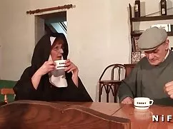 彼女の髪をつかんで、その後、二つのボール ...