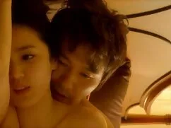 Perditの脂肪の妻は、カメラにシャツ ...