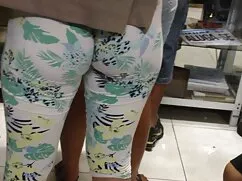 男はミンクの毛皮の足の間に落ちた、赤、鶏 ...