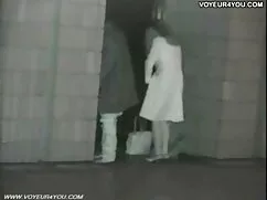男は裏切りでかわいい女の子を処罰し、友人 ...