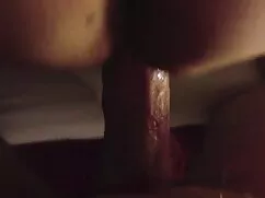 彼は両親が家にいる間、彼は屋根の上にたわ ...