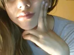 彼女の顔に彼女のお尻に乗るために残忍なロ ...