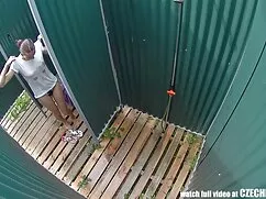 オフィススタッフのメンバーは、倉庫に一人 ...
