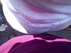 女の子は彼女の胸の端にそれから突出したタ ...