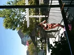 ベッドの上で娘の子犬のスタイルを性交し、 ...
