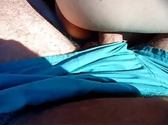 彼の頭の後に彼の足でソファの上に叔父ダム ...