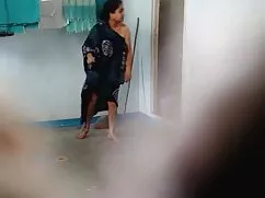 彼女は陽気に笑って、近くでお互いを楽しん ...