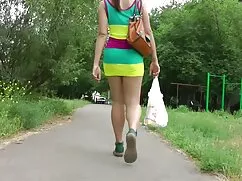 妻は彼女の空腹の夫の前で点滅するパンティ ...
