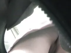 男は濡れたクリトリスに頭をこすり、その後 ...