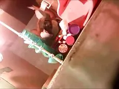 主婦はお守りのドレスをオフに静かに建設現 ...